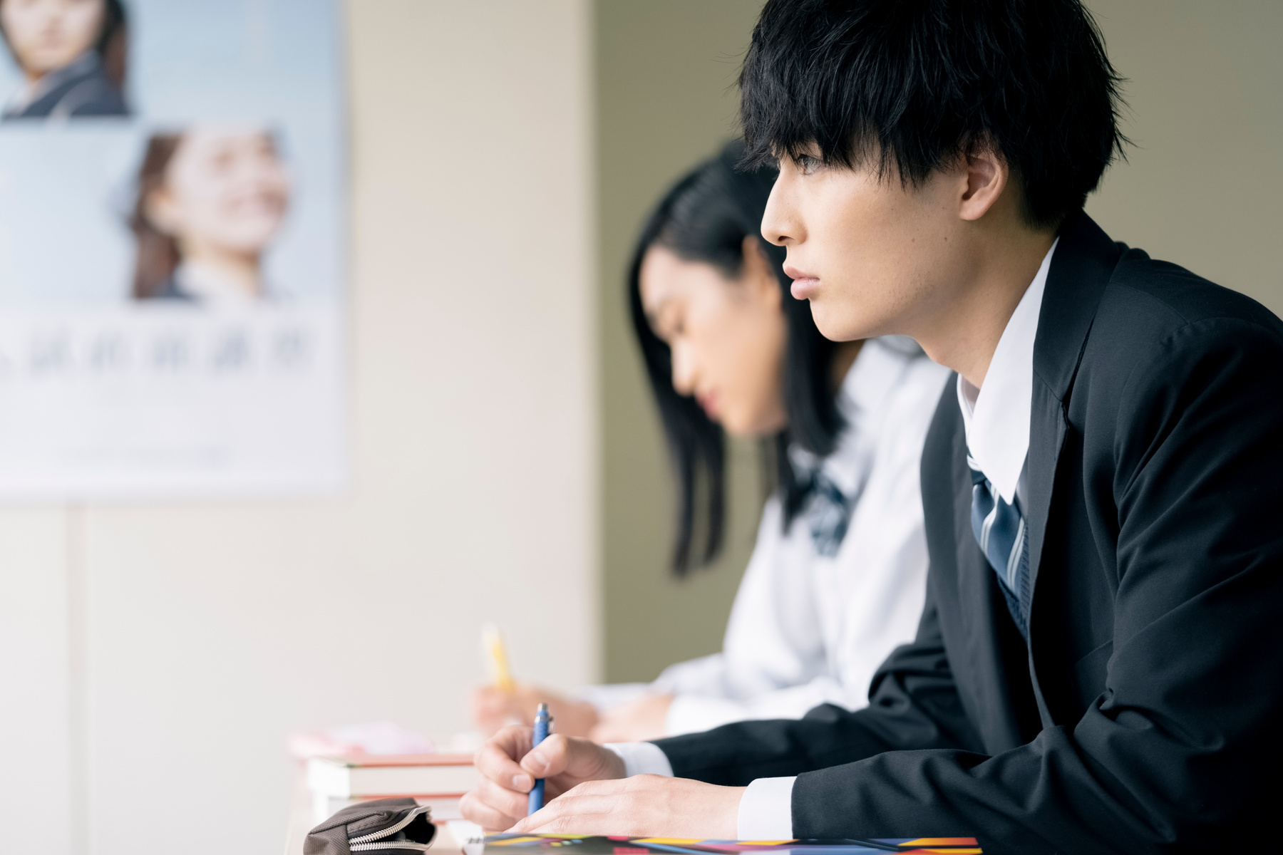 High school students studying 予 備 preparatory school